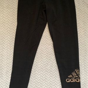 XS women’s Adidas black and gold logo legging (NEVER WORN)